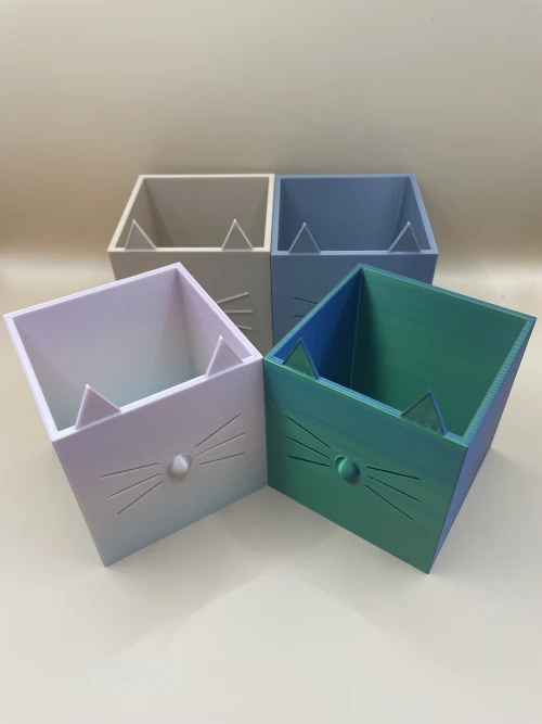 Boîte de rangement décorative en forme de chat, imprimée en 3D, avec oreilles et moustaches gravées.