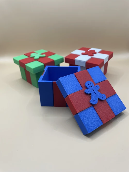 Boîtes cadeau imprimées en 3D, colorées et personnalisables, modèle montrant plusieurs boîtes ouvertes et fermées.