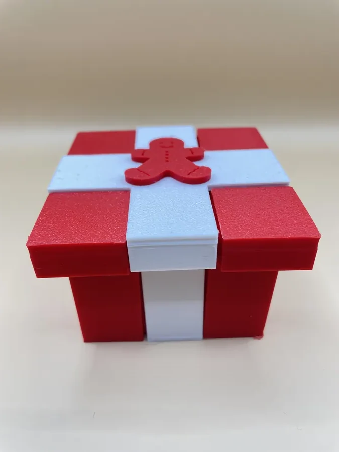 Boîtes cadeau imprimées en 3D, colorées et personnalisables, modèle montrant plusieurs boîtes ouvertes et fermées.
