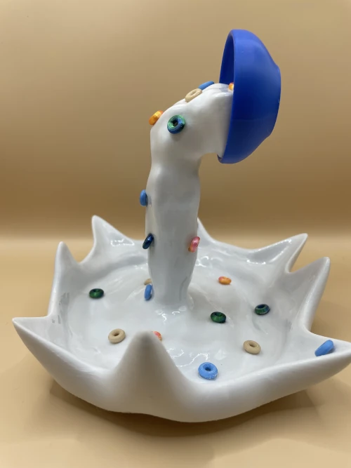 Bol de céréales renversé imprimé en 3D, effet splash de lait avec céréales colorées.