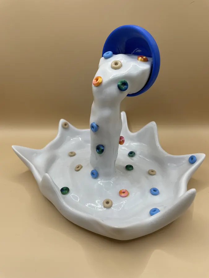 Bol de céréales renversé imprimé en 3D, effet splash de lait avec céréales colorées.