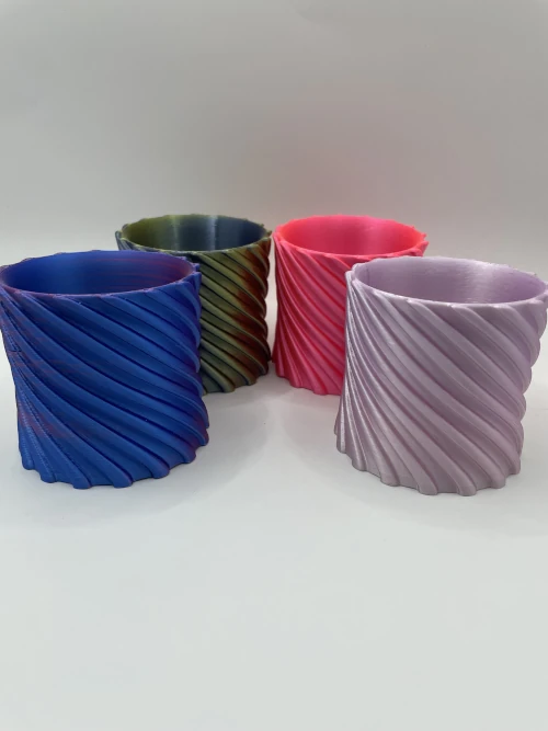Cache-pot en 3D avec motif en spirale, style moderne et finition colorée.