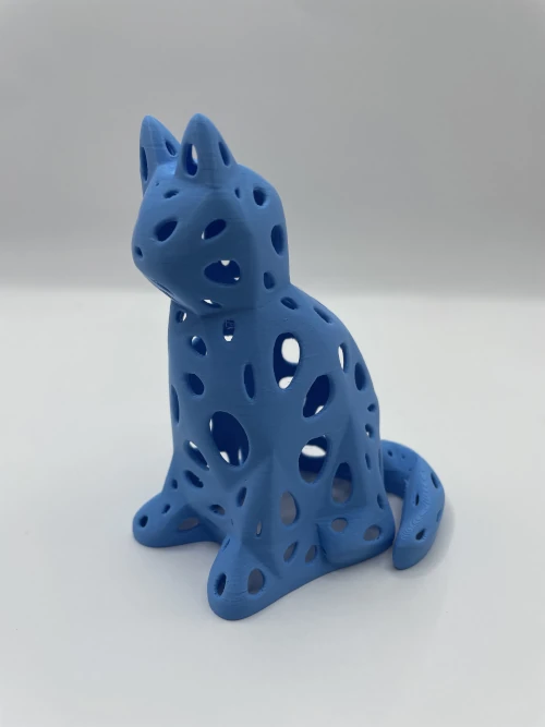 Sculpture moderne de chat ajouré imprimée en 3D, en bleu, avec de nombreuses ouvertures organiques dans le corps.