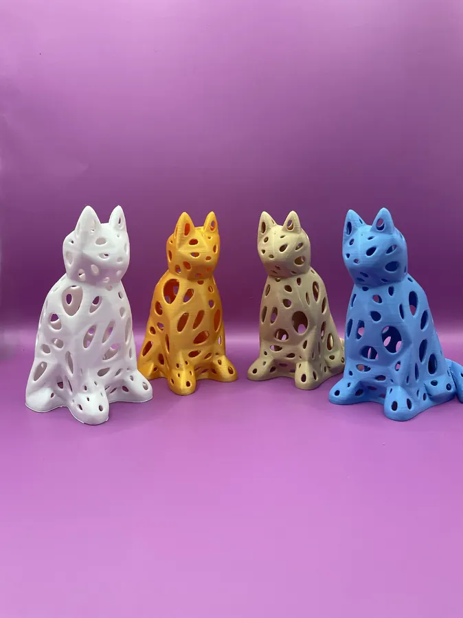 Sculpture moderne de chat ajouré imprimée en 3D, en bleu, avec de nombreuses ouvertures organiques dans le corps.