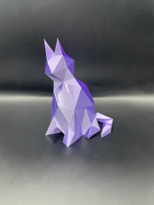 Figurine chat imprimée en 3D, style low-poly géométrique, en violet.