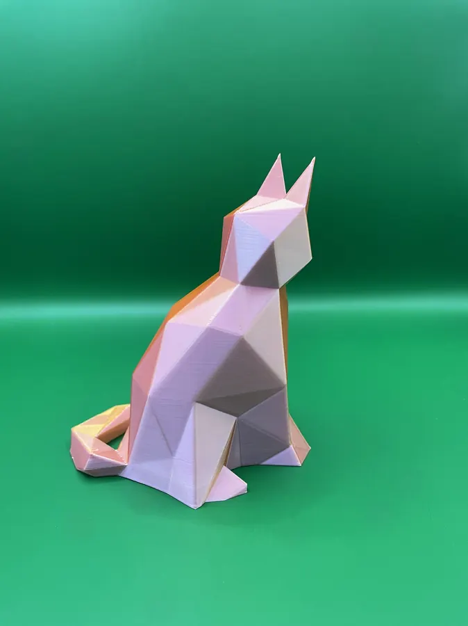 Figurine chat imprimée en 3D, style low-poly géométrique, en violet.