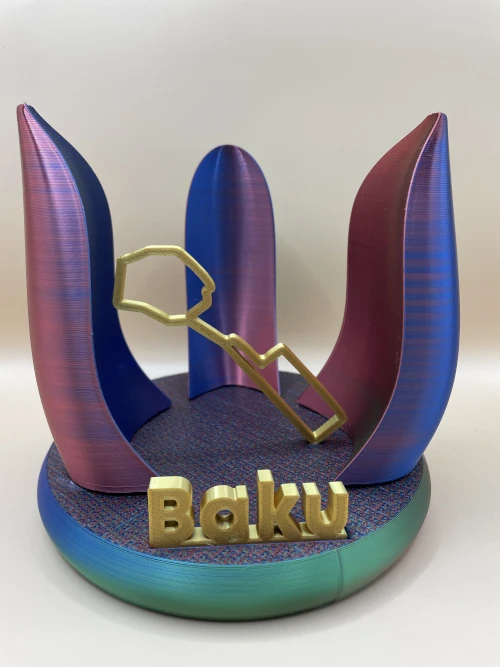 Sculpture décorative imprimée en 3D représentant le circuit de Baku, intégrée avec des arches rappelant les Flame Towers, finition colorée.