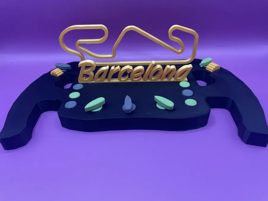 Objet décoratif imprimé en 3D — tracé du circuit de Barcelone avec socle en forme de volant de course, boutons stylisés.