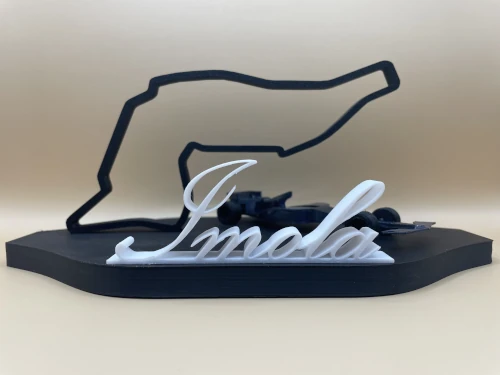 Sculpture décorative imprimée en 3D représentant le tracé du circuit d’Imola, socle noir et nom du circuit en lettres stylisées.