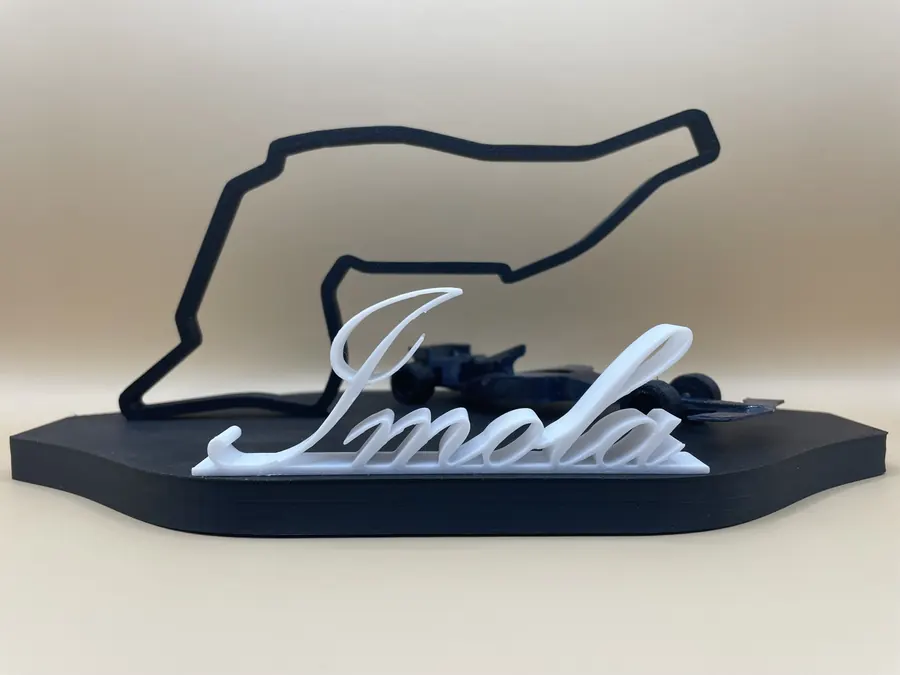 Sculpture décorative imprimée en 3D représentant le tracé du circuit d’Imola, socle noir et nom du circuit en lettres stylisées.