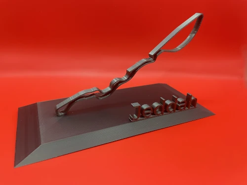 Sculpture décorative imprimée en 3D représentant le tracé du circuit de Jeddah, montée sur un socle incliné moderne.