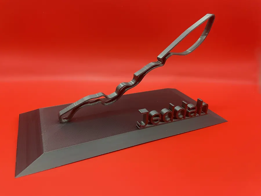 Sculpture décorative imprimée en 3D représentant le tracé du circuit de Jeddah, montée sur un socle incliné moderne.