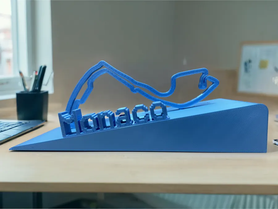 Sculpture décorative imprimée en 3D représentant le tracé du circuit de Monaco sur un socle incliné moderne.