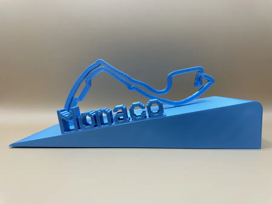 Sculpture décorative imprimée en 3D représentant le tracé du circuit de Monaco sur un socle incliné moderne.