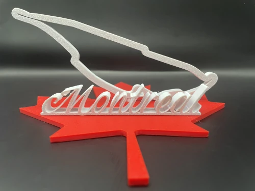 Sculpture décorative imprimée en 3D représentant le tracé du circuit de Montréal, posée sur une base en forme de feuille d’érable rouge.