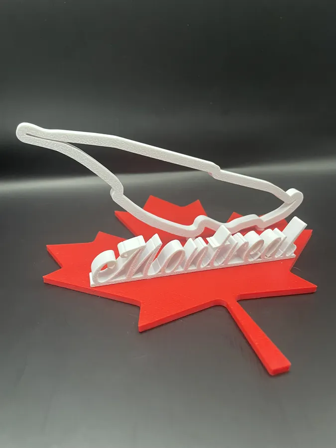 Sculpture décorative imprimée en 3D représentant le tracé du circuit de Montréal, posée sur une base en forme de feuille d’érable rouge.