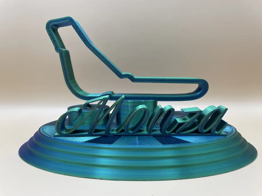 Sculpture décorative imprimée en 3D représentant le tracé du circuit de Monza, avec nom du circuit en lettres stylisées sur socle rond.