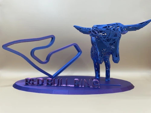 Sculpture décorative imprimée en 3D représentant le tracé du circuit Red Bull Ring avec silhouette stylisée de taureau, sur socle.