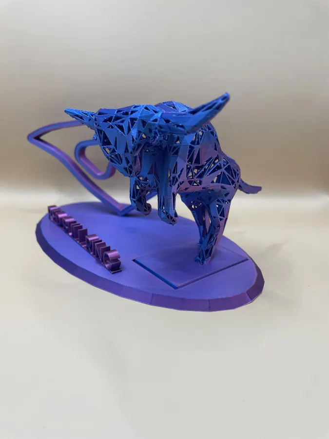 Sculpture décorative imprimée en 3D représentant le tracé du circuit Red Bull Ring avec silhouette stylisée de taureau, sur socle.