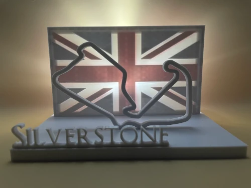 Sculpture décorative imprimée en 3D représentant le tracé du circuit de Silverstone, avec fond drapeau UK lumineux, sur socle élégant.