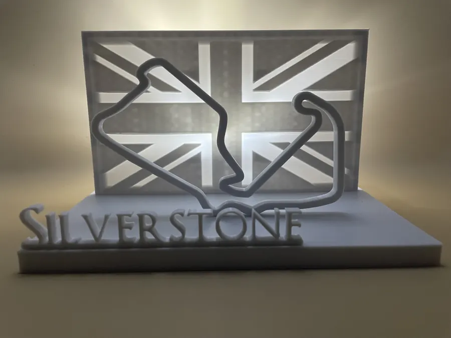 Sculpture décorative imprimée en 3D représentant le tracé du circuit de Silverstone, avec fond drapeau UK lumineux, sur socle élégant.