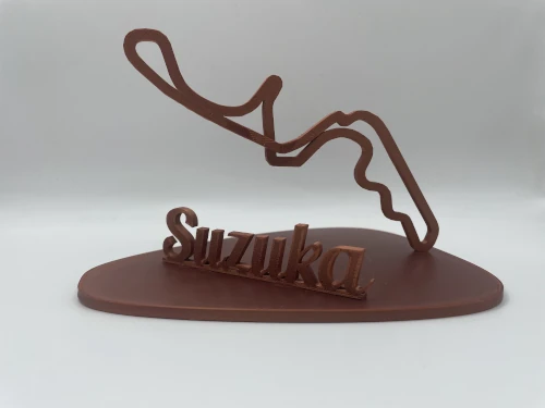 Sculpture décorative imprimée en 3D représentant le tracé du circuit de Suzuka, avec le nom du circuit en lettres stylisées sur socle.