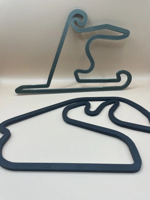 Décoration murale imprimée en 3D représentant le tracé d’un circuit de Formule 1, style minimaliste et moderne.