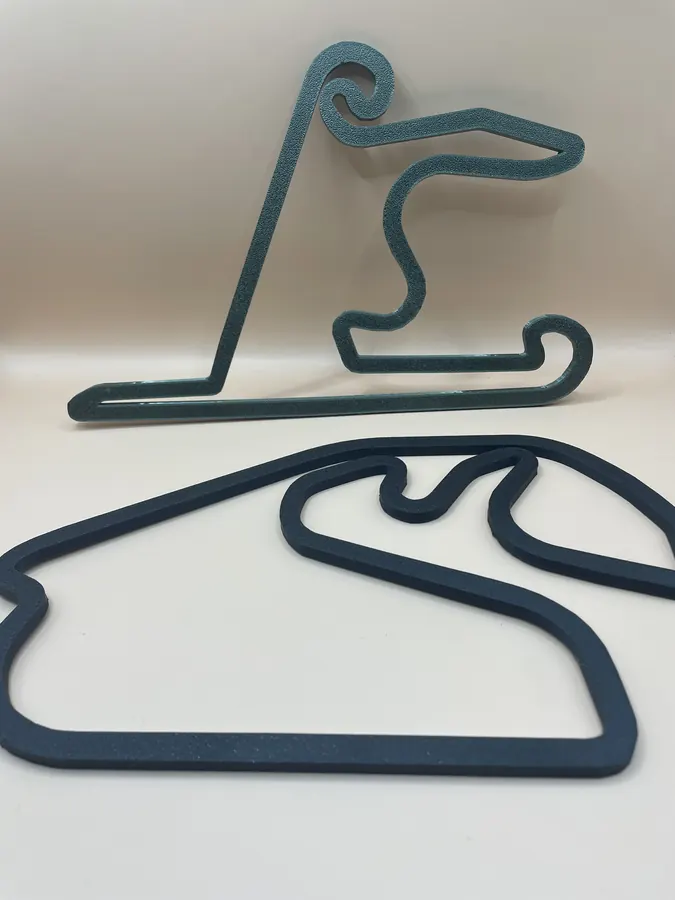 Décoration murale imprimée en 3D représentant le tracé d’un circuit de Formule 1, style minimaliste et moderne.