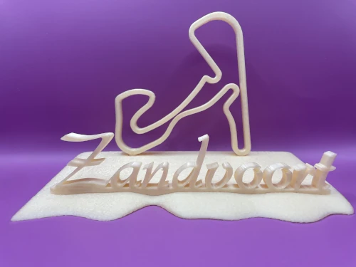 Sculpture décorative imprimée en 3D représentant le tracé du circuit de Zandvoort, sur un socle évoquant une dune de sable, finition claire.