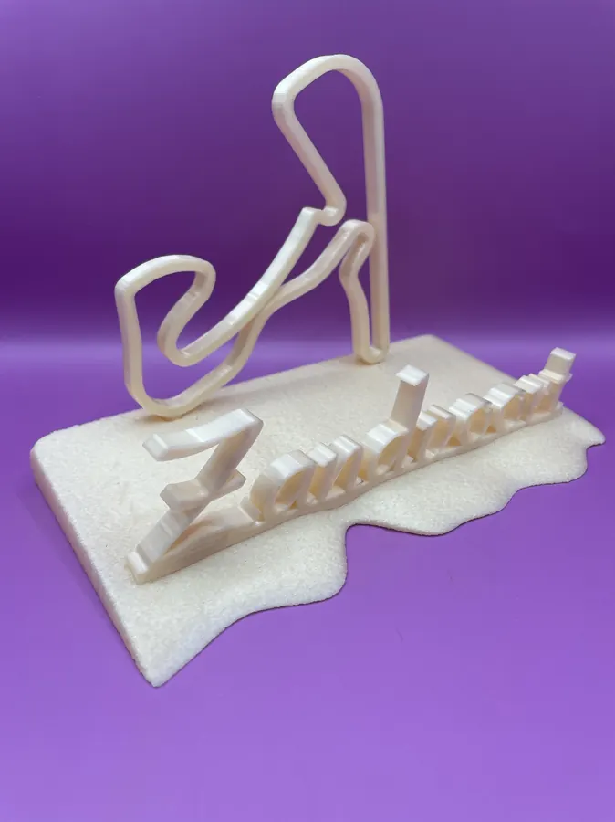 Sculpture décorative imprimée en 3D représentant le tracé du circuit de Zandvoort, sur un socle évoquant une dune de sable, finition claire.