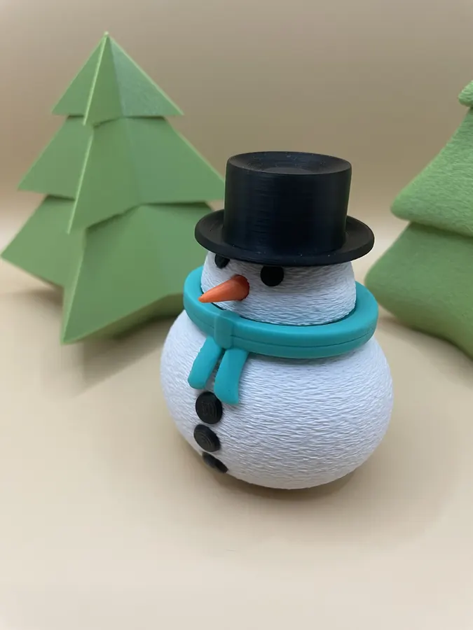 Maison de Noël imprimée en 3D, éclairage LED intérieur, avec bonhomme de neige et sapins décoratifs.