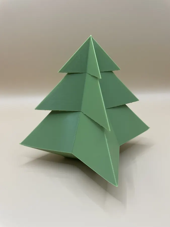 Maison de Noël imprimée en 3D, éclairage LED intérieur, avec bonhomme de neige et sapins décoratifs.