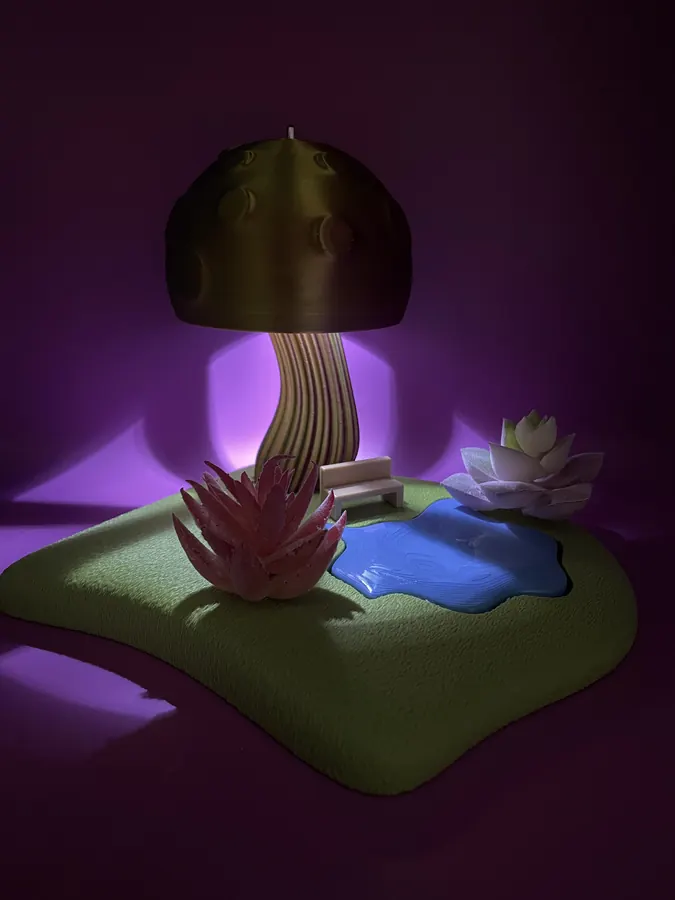 Scène miniature lumineuse avec grand champignon, petit bassin et plantes décoratives, style jardin enchanté.