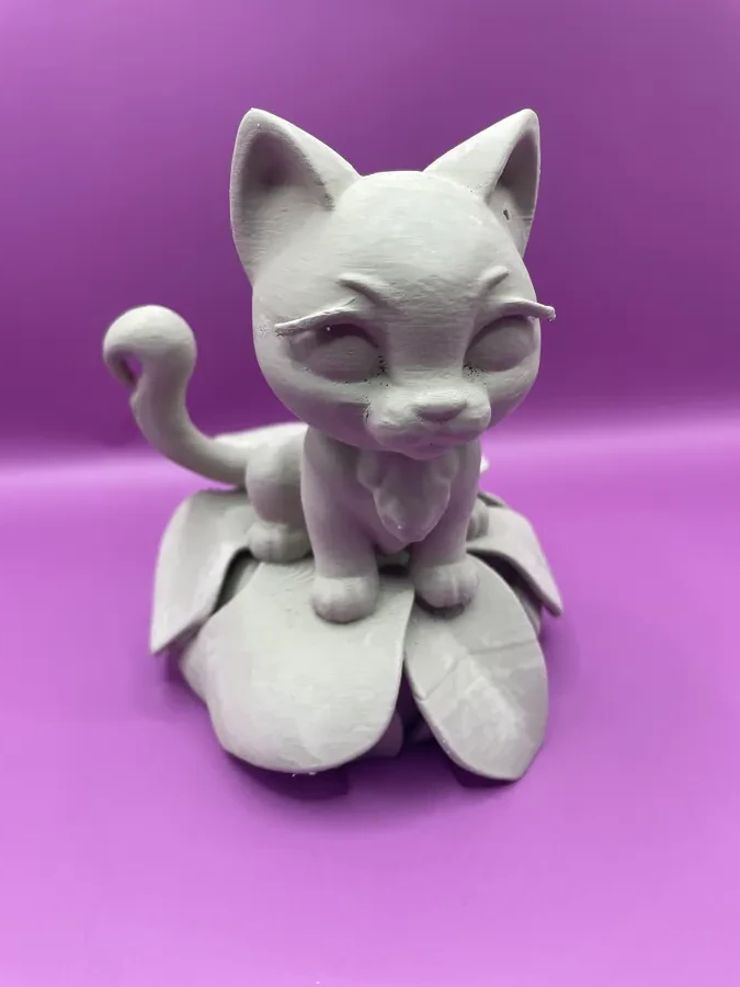 Trois figurines imprimées en 3D, style low-poly — chat, lapin et sorcière — en version brute, à peindre soi-même.