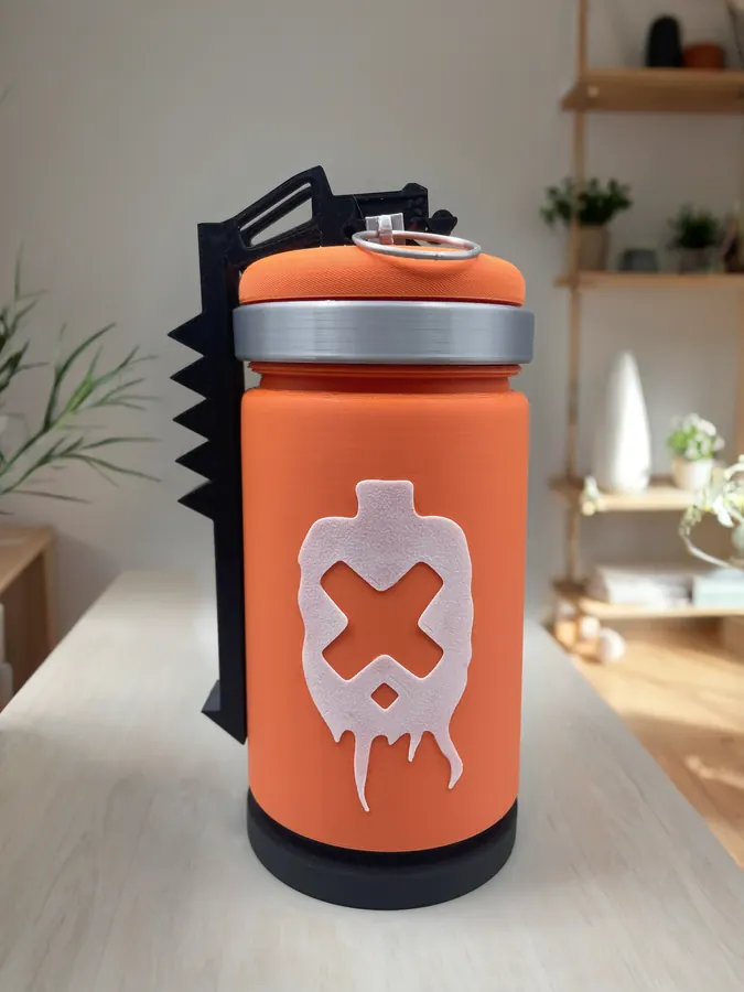 Fan art 3D de la grenade de Raze inspirée de Valorant, en version décorative orange et noire.