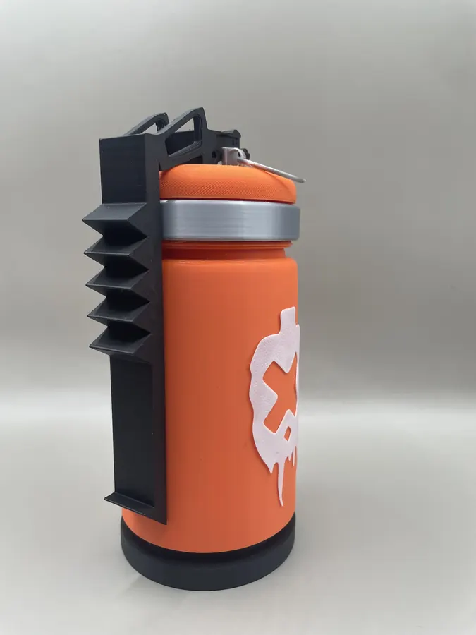 Fan art 3D de la grenade de Raze inspirée de Valorant, en version décorative orange et noire.