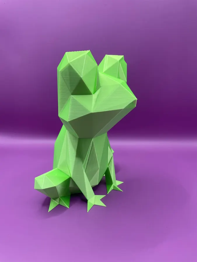 Figurine grenouille design imprimée en 3D, style low-poly, en vert.