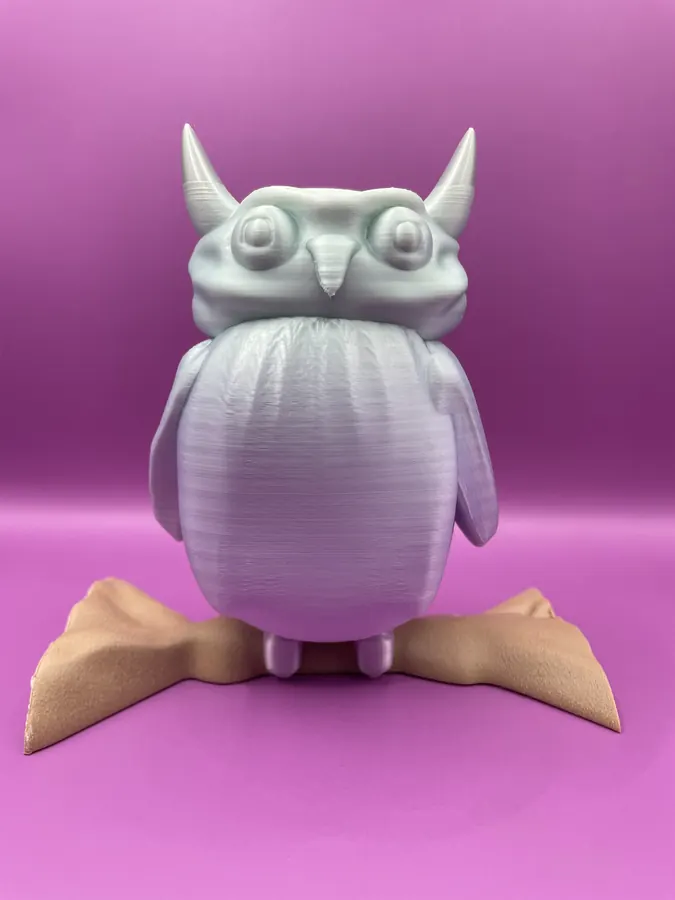 Sculpture 3D d’une chouette / hibou stylisé en dégradé violet, posée sur une base imitant une branche, décorative.