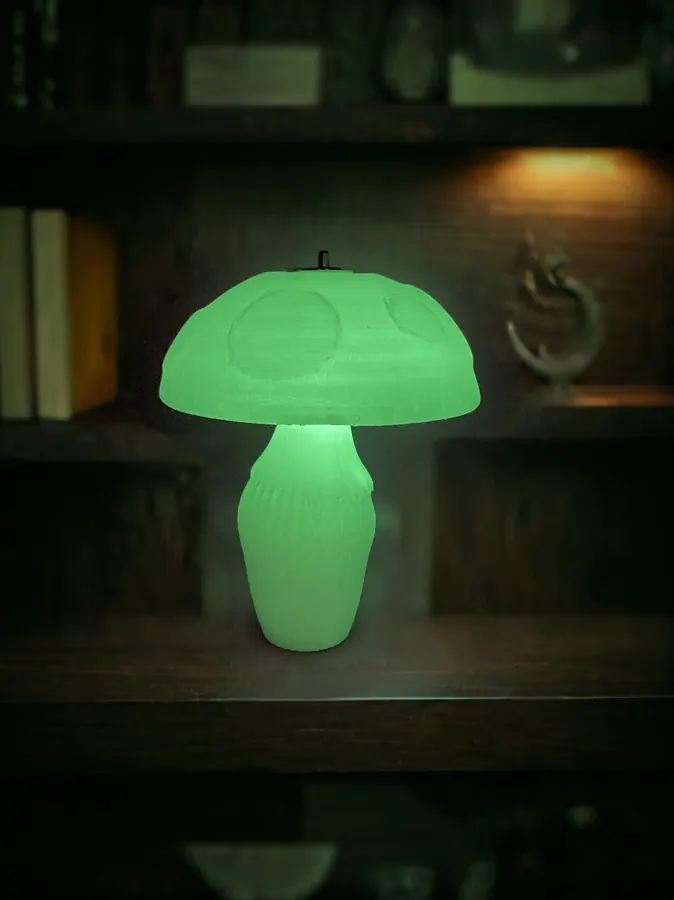 Lampe champignon magique phosphorescente, émettant une lumière verte dans l’obscurité.