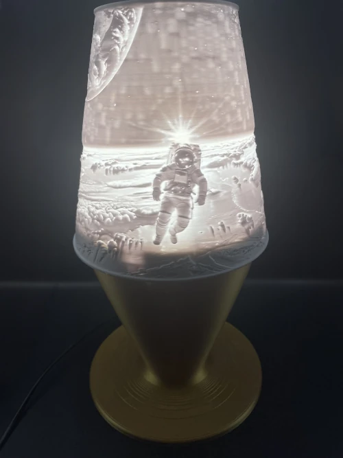 Lampe lithophanie représentant un astronaute flottant dans l’espace, imprimée en 3D, éclairage intérieur.