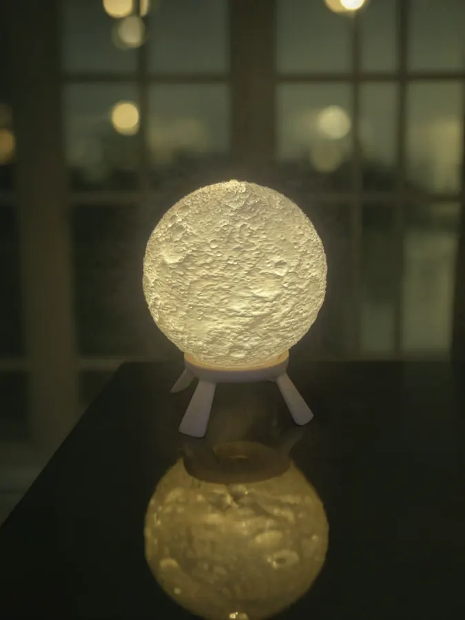 Veilleuse lune 3D imprimée, éclairage doux, sur trépied, effet lune réaliste.