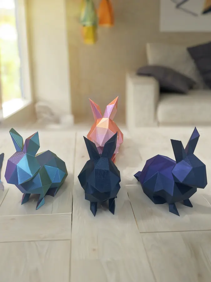 Set de figurines lapins imprimées en 3D, style low-poly, en plusieurs couleurs dégradées.