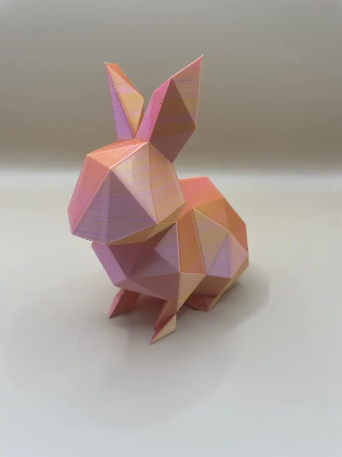 Set de figurines lapins imprimées en 3D, style low-poly, en plusieurs couleurs dégradées.