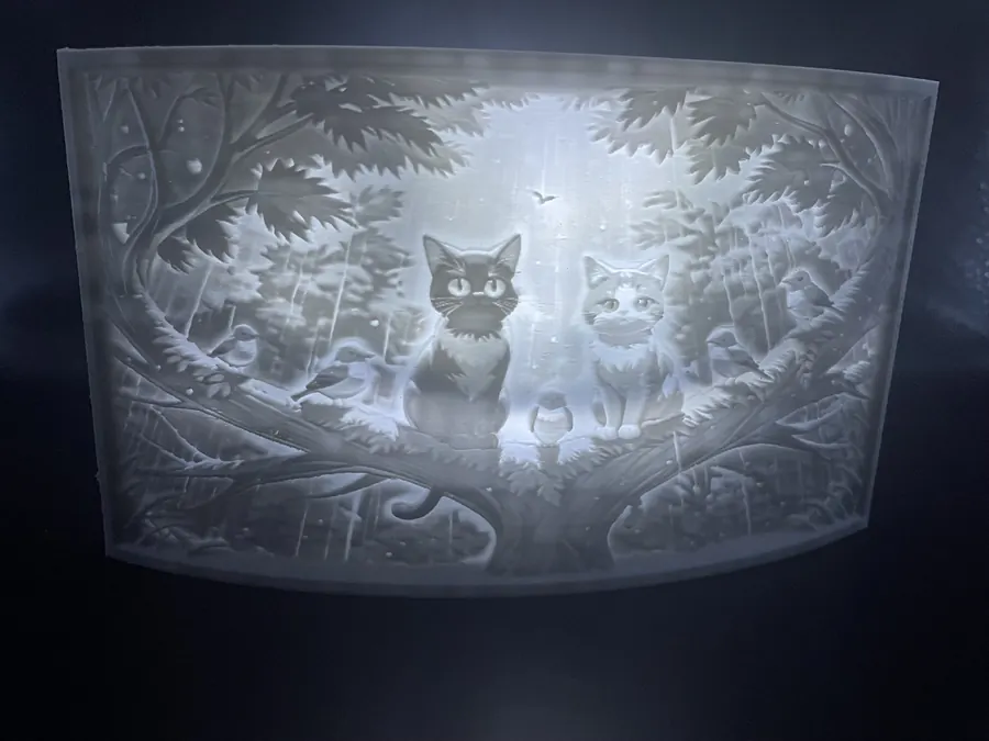 Lampe décorative en lithophanie représentant des chats dans une forêt sous la pluie, style artistique en 3D.