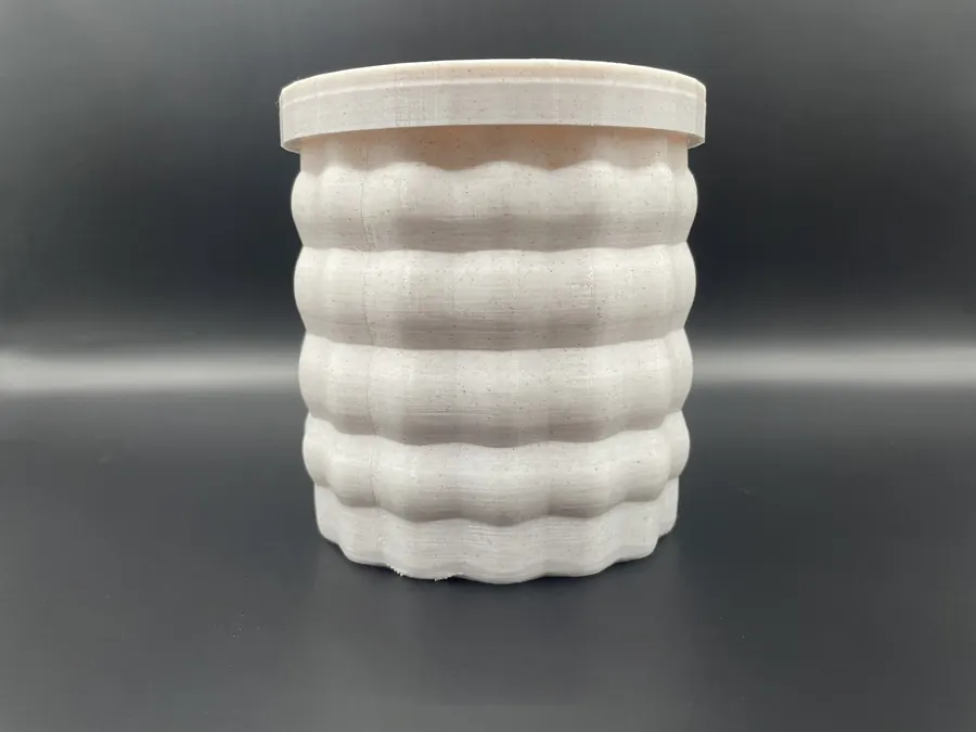 Pot à crayons design imprimé en 3D, forme ondulée avec couvercle perforé pour stylos et pinceaux.