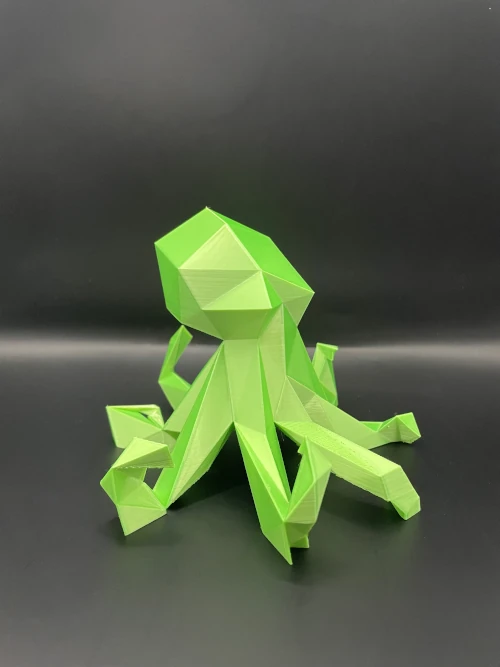 Sculpture 3D d’une pieuvre géométrique verte, style low-poly, imprimée en 3D.