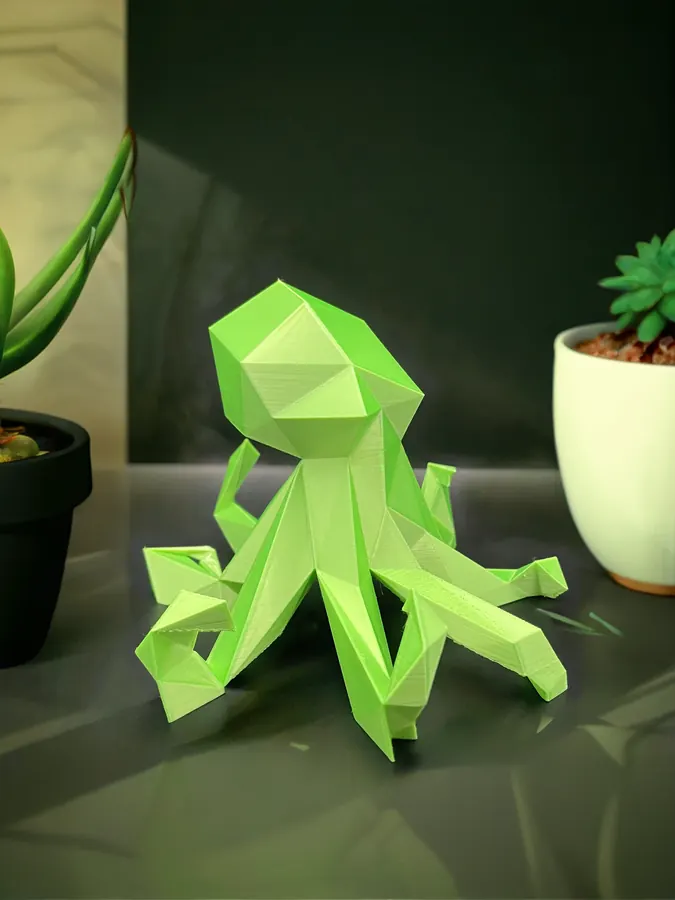 Sculpture 3D d’une pieuvre géométrique verte, style low-poly, imprimée en 3D.