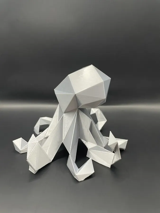 Sculpture 3D d’une pieuvre géométrique verte, style low-poly, imprimée en 3D.