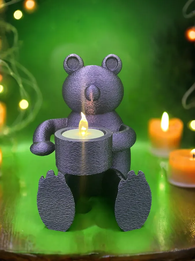 Porte-bougie imprimé en 3D en forme d’ourson assis tenant une bougie LED, finition texturée.