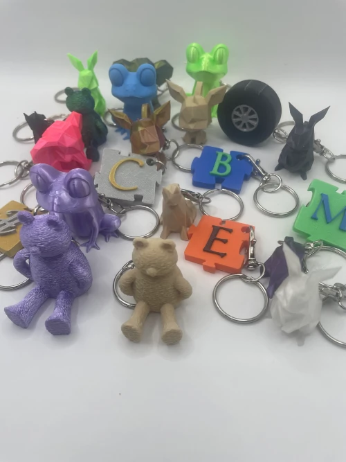 Collection de porte-clés imprimés en 3D, motifs animaux, pièces de puzzle et autres designs variés.